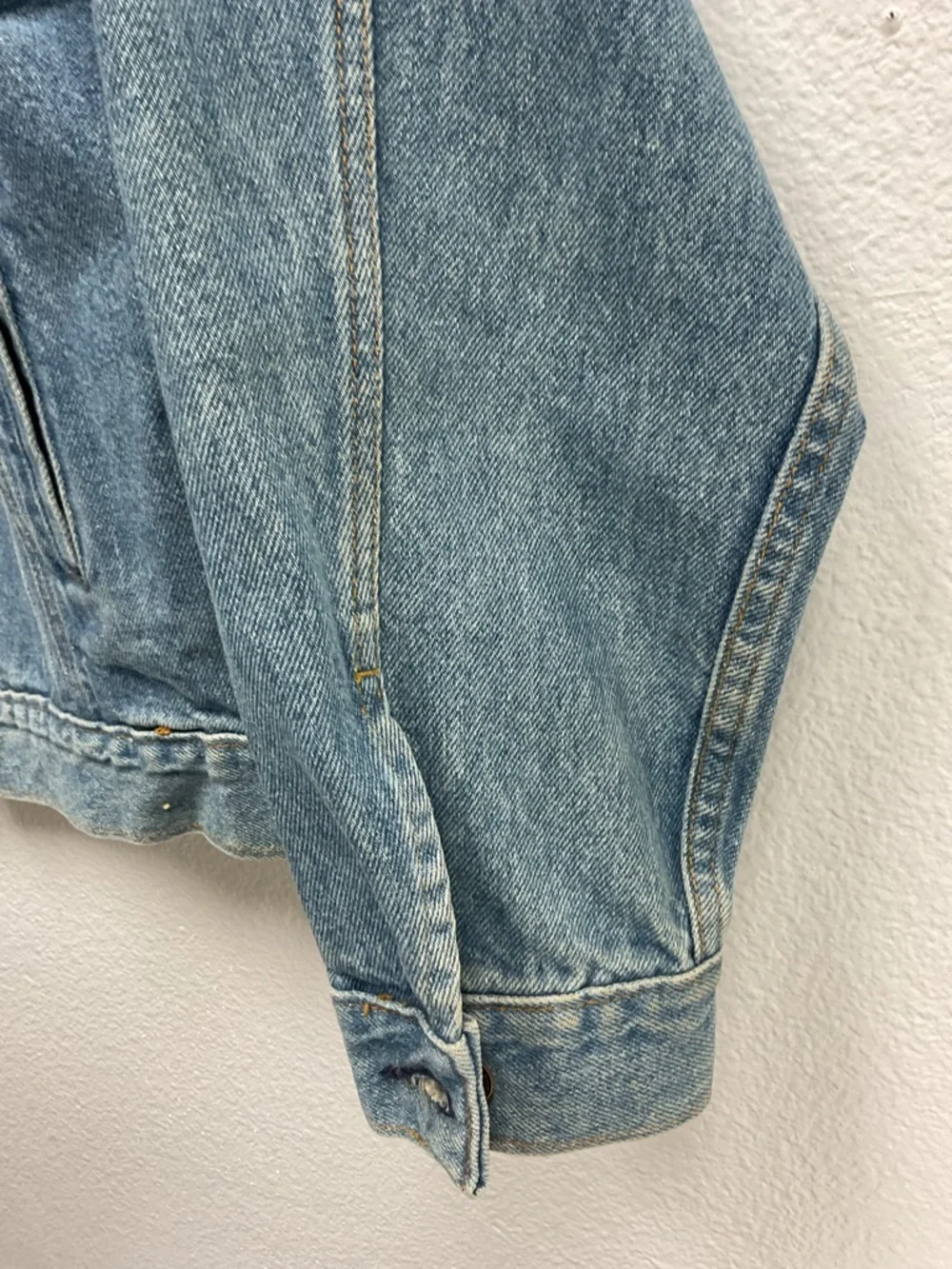 Vintage Levi’s Denim Trucker Jacket USA Made Size L Distressed 70507 Light Wash - Picture 4 of 9